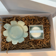 Load image into Gallery viewer, Seabreeze Petal dish with Alixx candle
