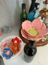 Load image into Gallery viewer, Flower Wine Cork
