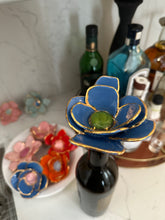 Load image into Gallery viewer, Flower Wine Cork
